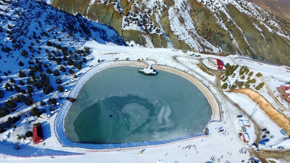 Erzincan\'da donan göl kartpostallık görüntüler oluşturdu