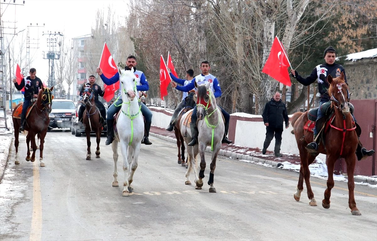Erzurum\'da cirit sporcularının karlı zeminde atlarıyla gösterileri ilgi çekti