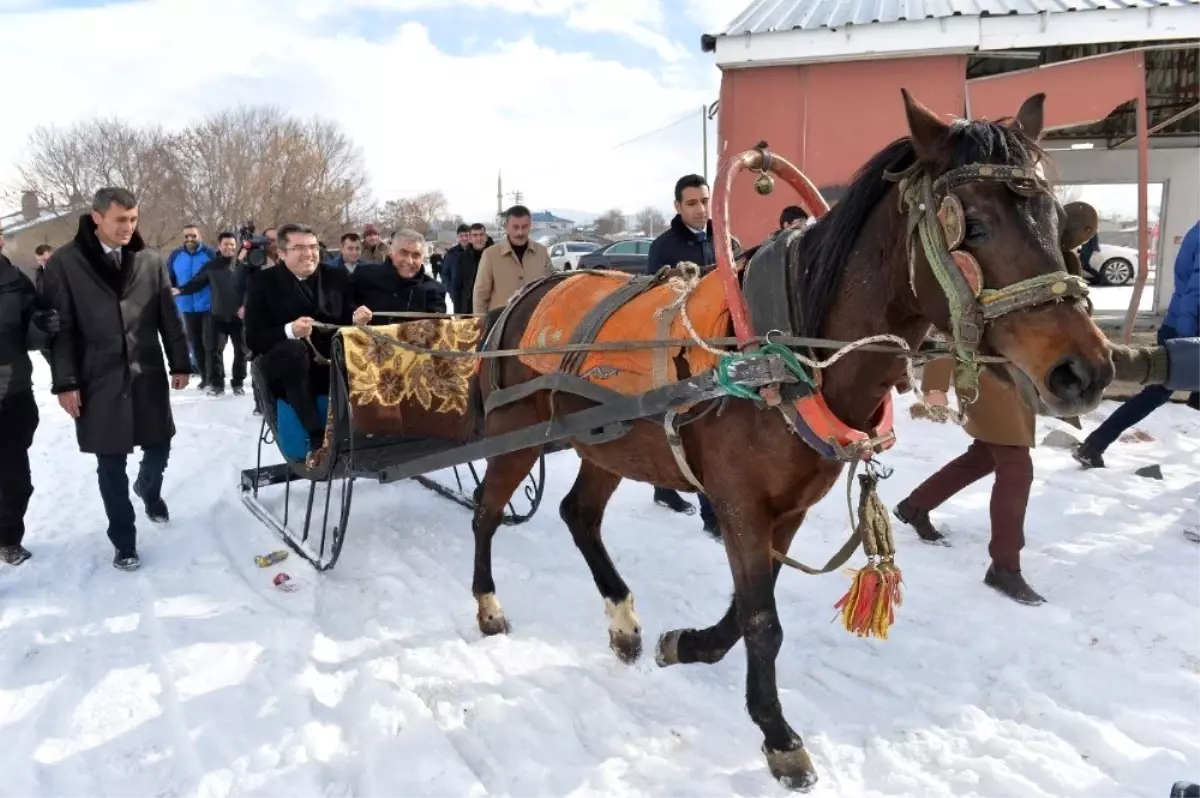 Erzurum Valisi Memiş, atlı kızağa binerek süt ve besi tesislerini inceledi