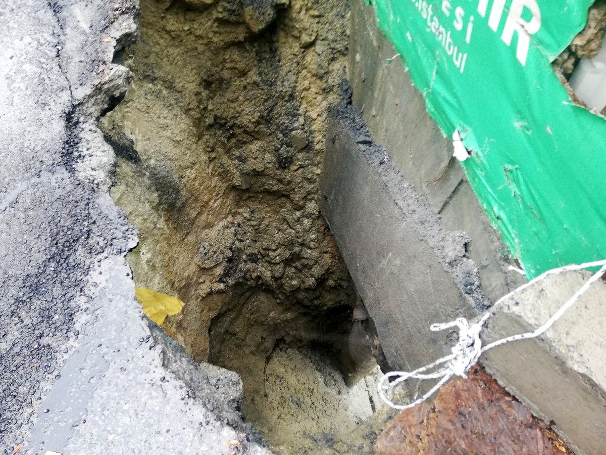 Esenyurt\'ta yol çöktü, cadde trafiğe kapatıldı