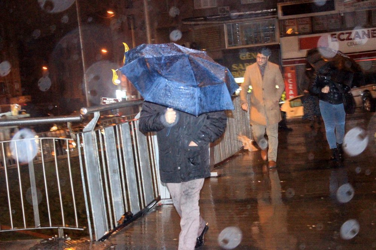Fırtına işe giden vatandaşlara ve sürücülere zor anlar yaşatıyor