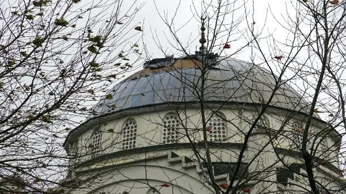 Fırtına minaresiz kalan caminin kubbesindeki kaplamayı uçurdu