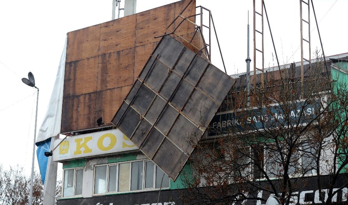 Fırtına stadının reklam panosunu uçurdu