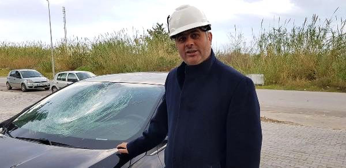 Fırtınada uçan çatı, 10 araca zarar verdi