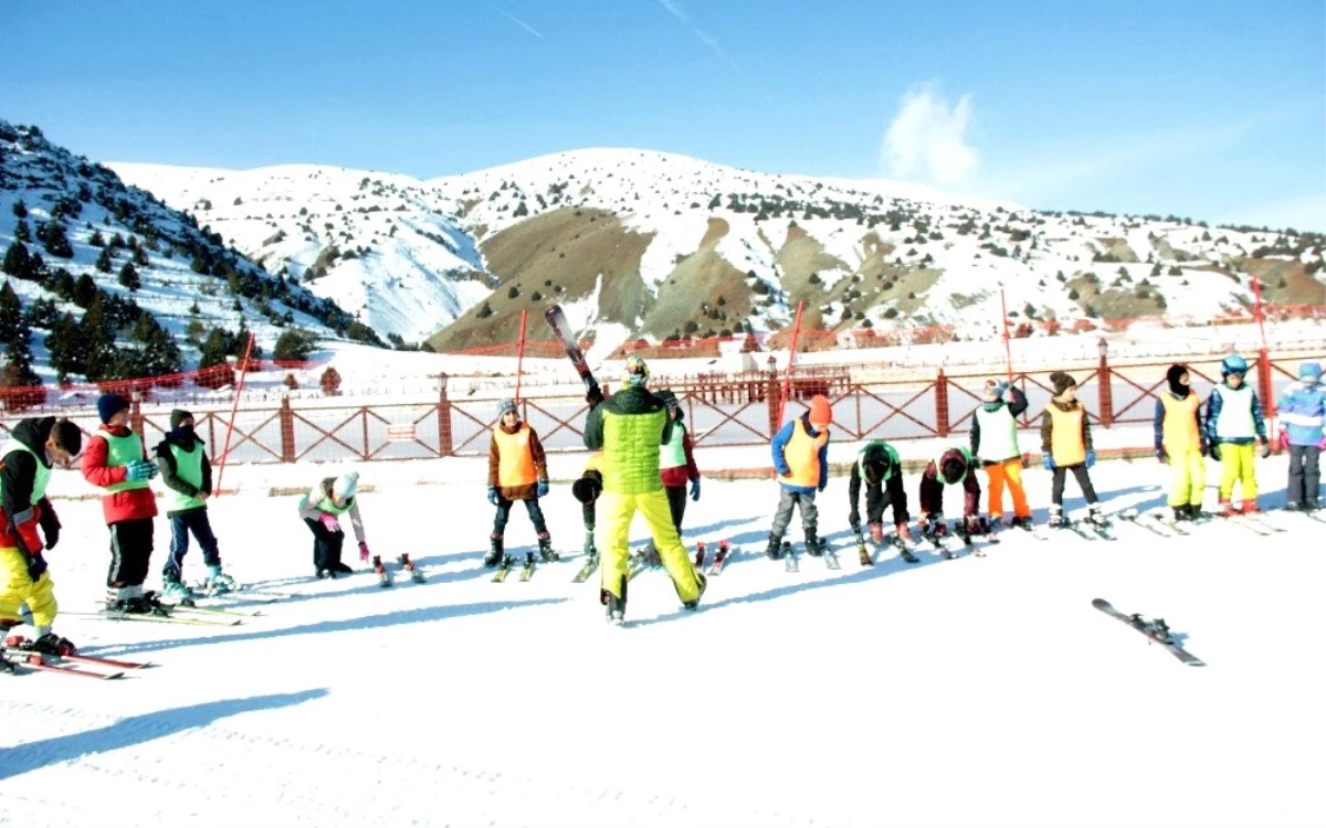 Geleceğin kayakçıları projesi kapsamında öğrenciler kayak öğreniyor
