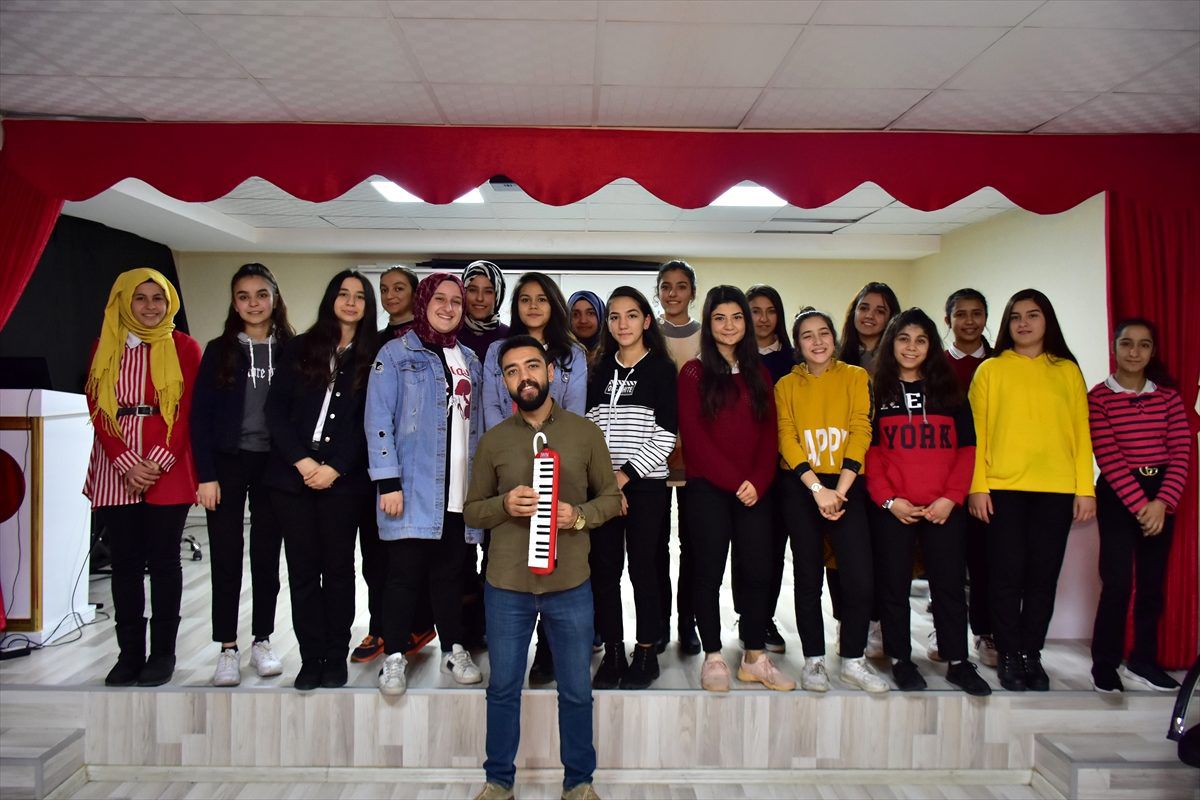 "Gülümsemek bulaşıcıdır" sloganıyla başlatılan çalışma okullarda yayılıyor