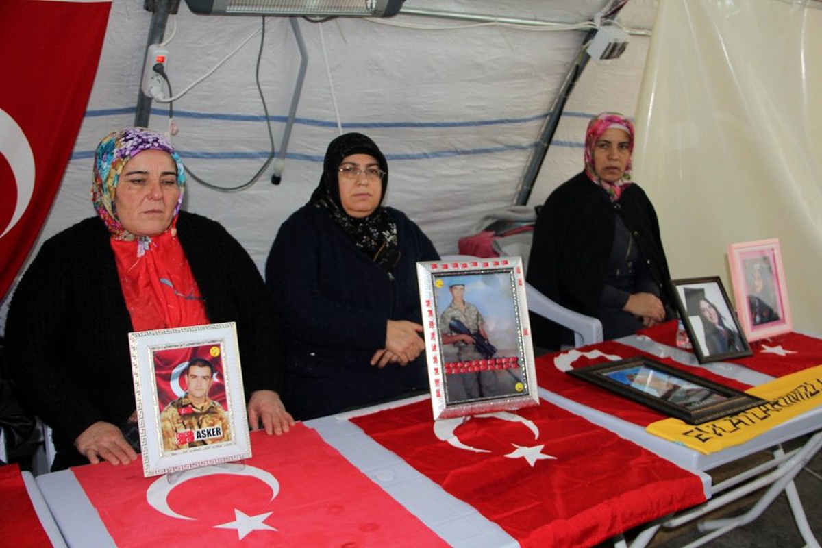HDP önünde, ailelerin evlat nöbeti 127\'nci gününde