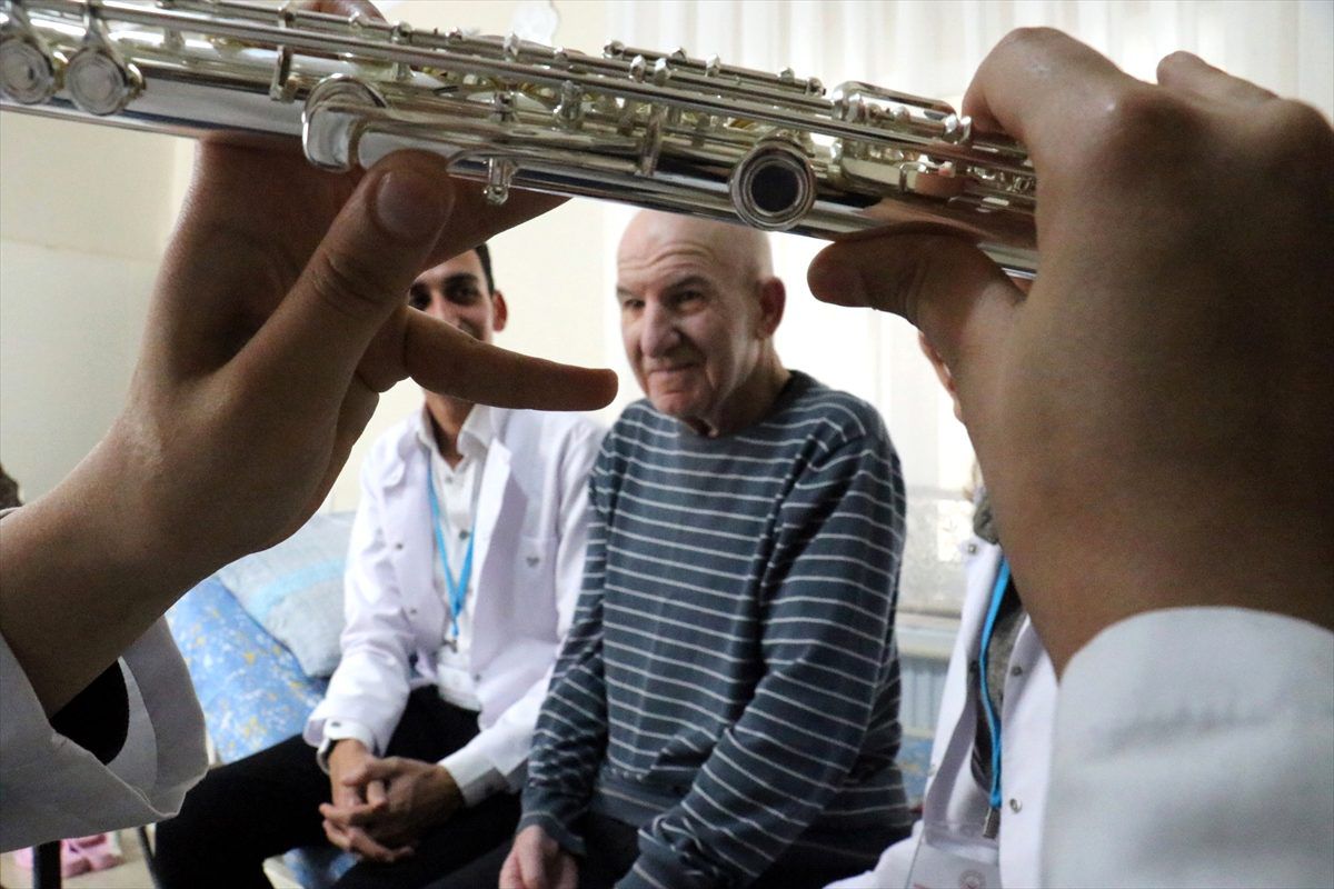 Hemşire adayı öğrencilerden evlerine gittikleri hastalara mini konser