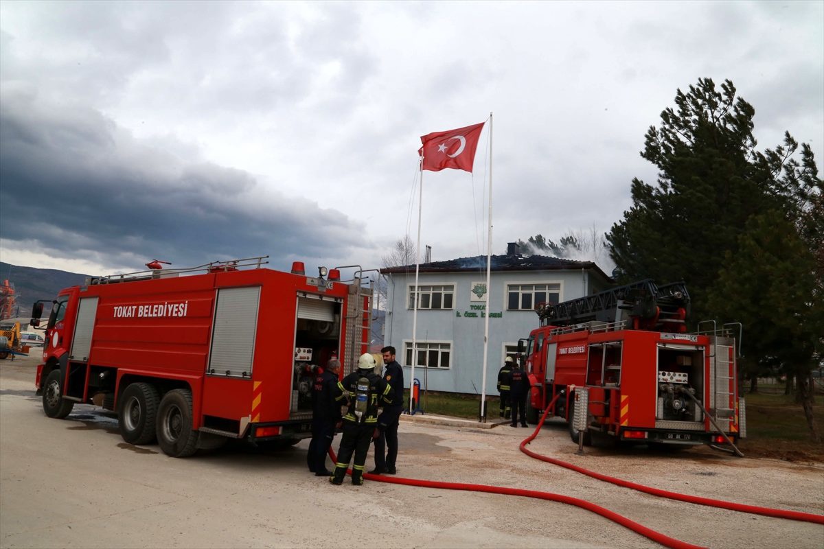 İl Özel İdaresi atölyesinin çatısında çıkan yangın hasara neden oldu