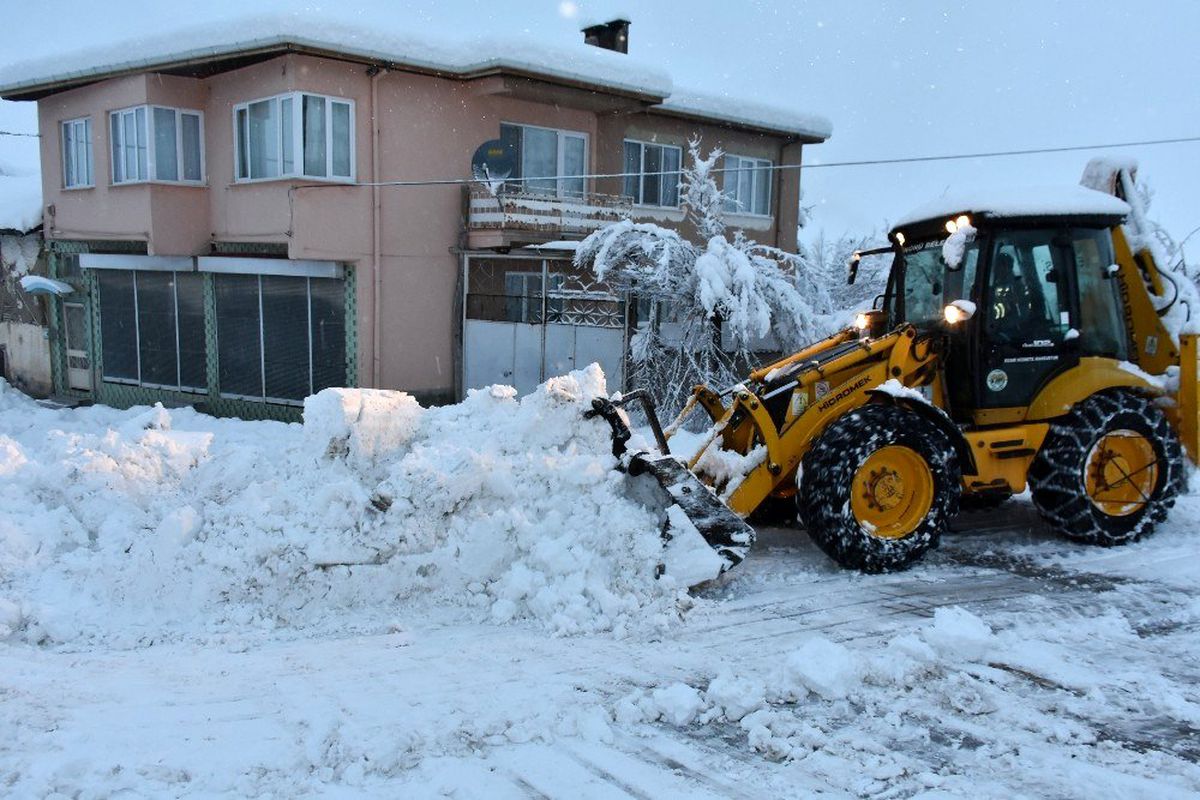 İnönü\'de karla mücadele çalışmaları aralıksız devam ediyor