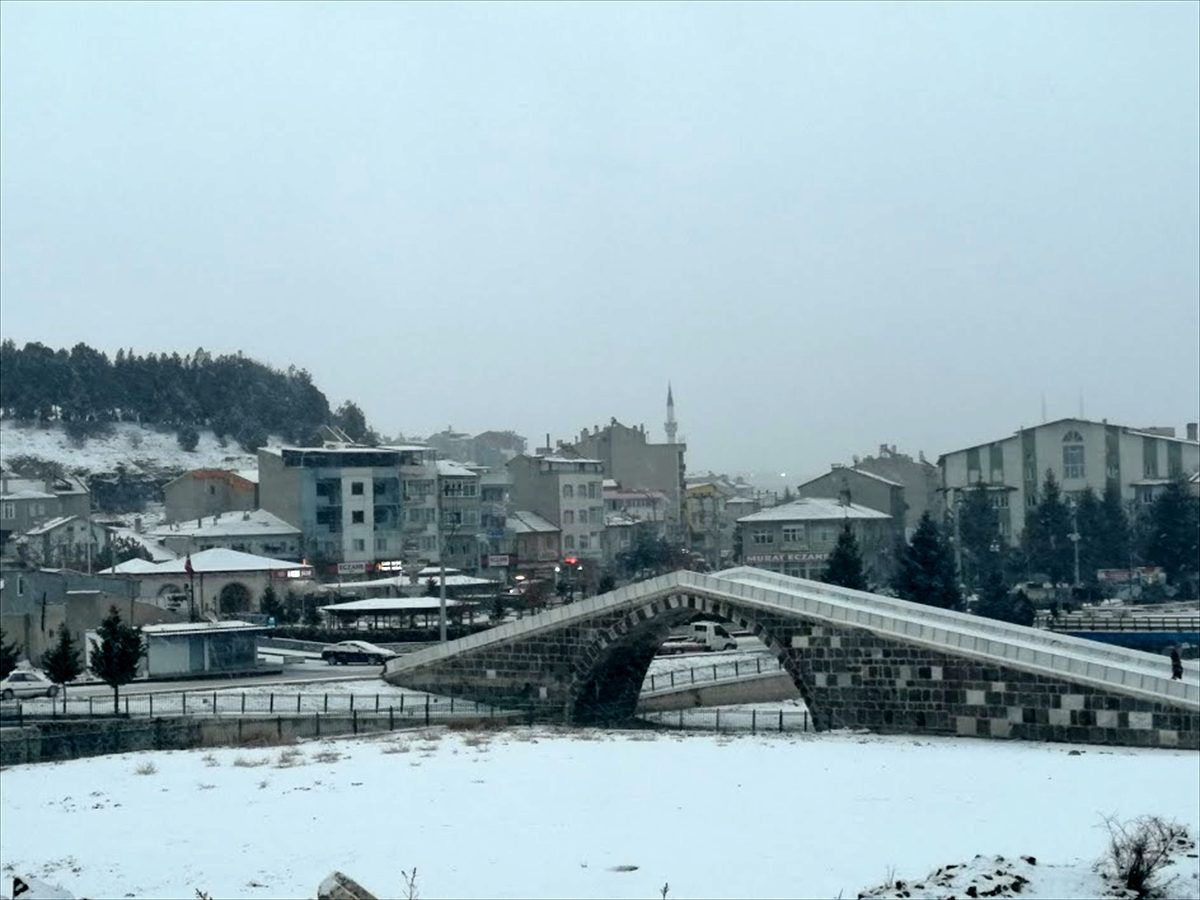 İscehisar ilçesine mevsimin ilk karı düştü