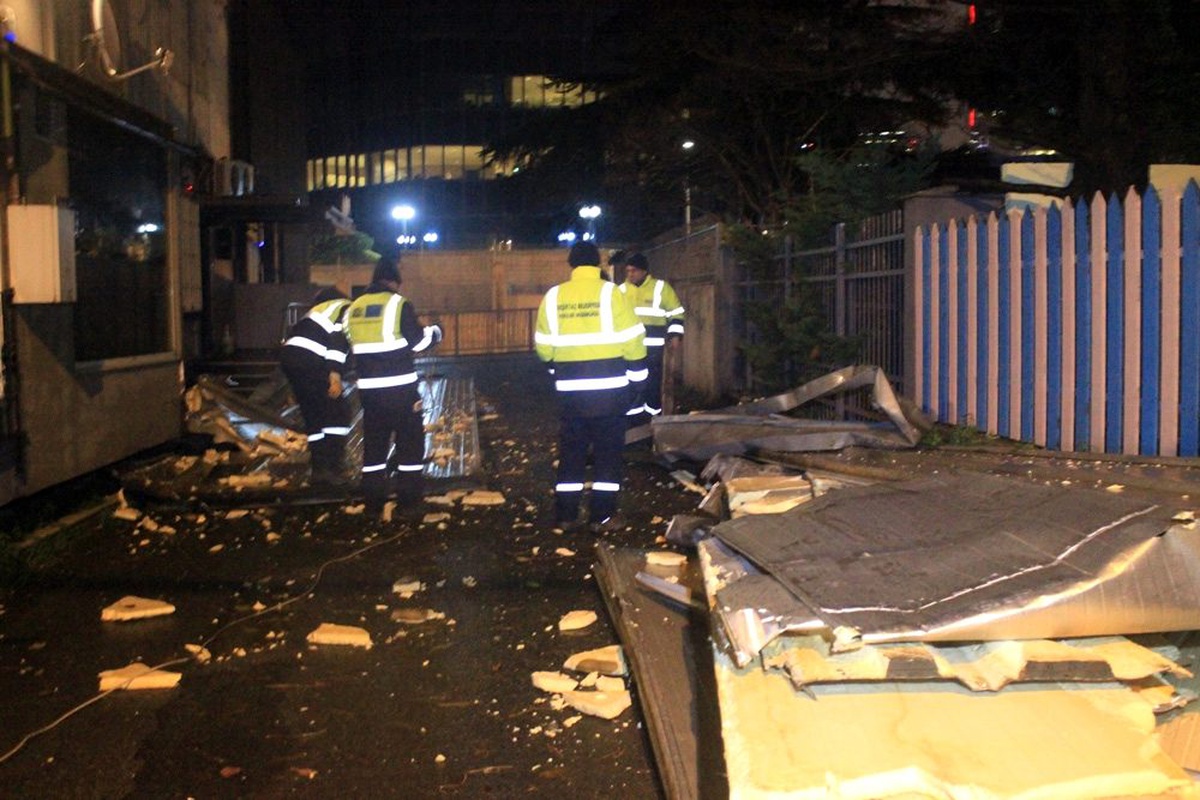 İstanbul\'da fırtına çatıları uçurdu, ağaçları devirdi