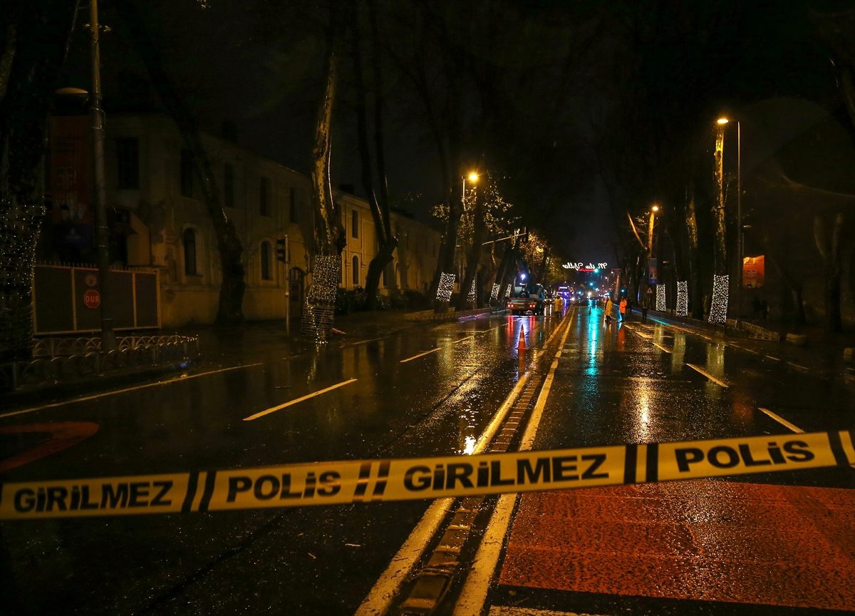 İstanbul\'da şiddetli yağmur ve fırtınanın etkisi sürüyor