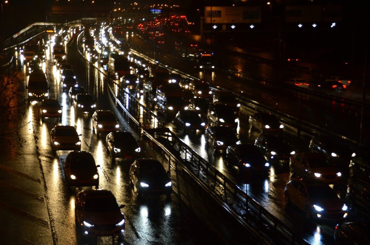 İstanbul\'da trafik yoğunluğu yüzde 80\'lere ulaştı