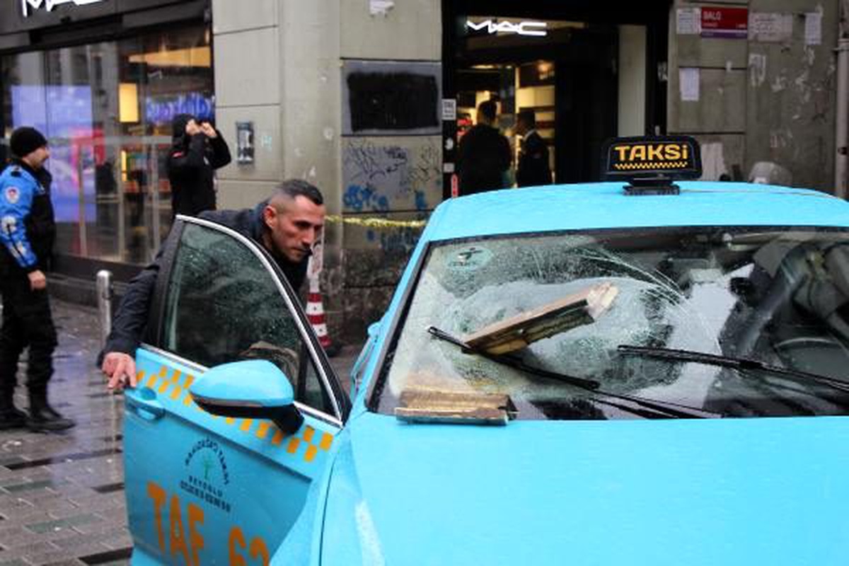 İstiklal Caddesi\'nde binadan kopan beton taksiye ok gibi saplandı