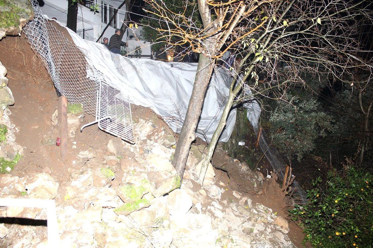 İstinat duvarı şiddetli yağışa dayanamadı
