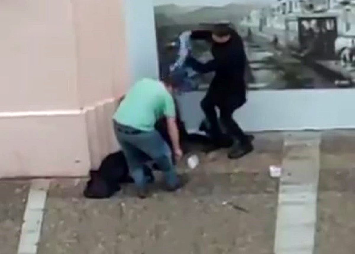 İzmir\'den yürek ısıtan görüntüler: "Evsiz vatandaşı elleriyle giydirdiler"