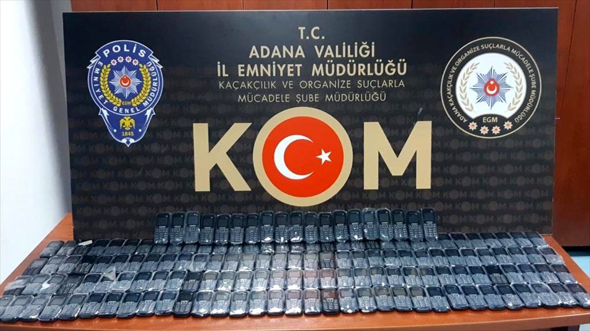 Kaçak cep telefonlarını kargoyla göndermek istemişler