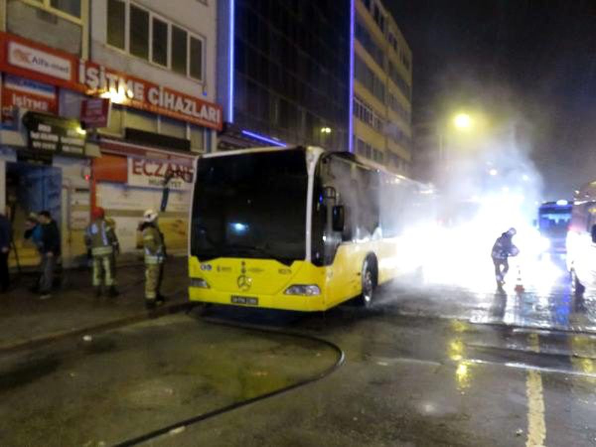 Kadıköy\'de belediye otobüsü alev alev yandı