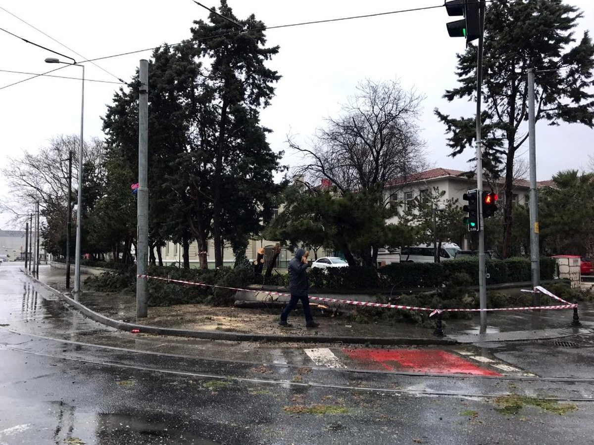 Kadıköy\'de fırtına nedeniyle nostaljik tramvay seferleri bir süre durdu