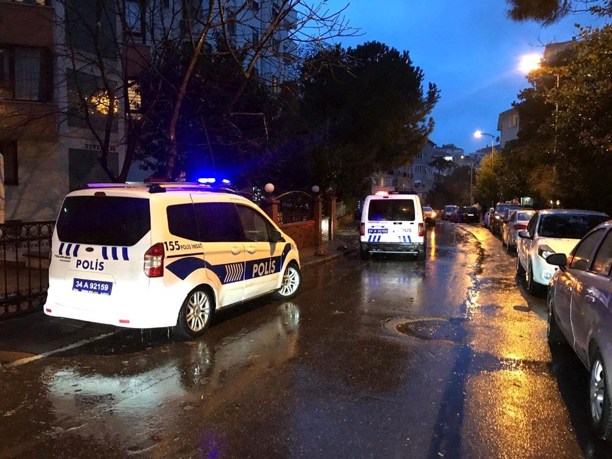Kadıköy\'de hırsızlık şüphelileri polise ateş açtı: 1 polis yaralı
