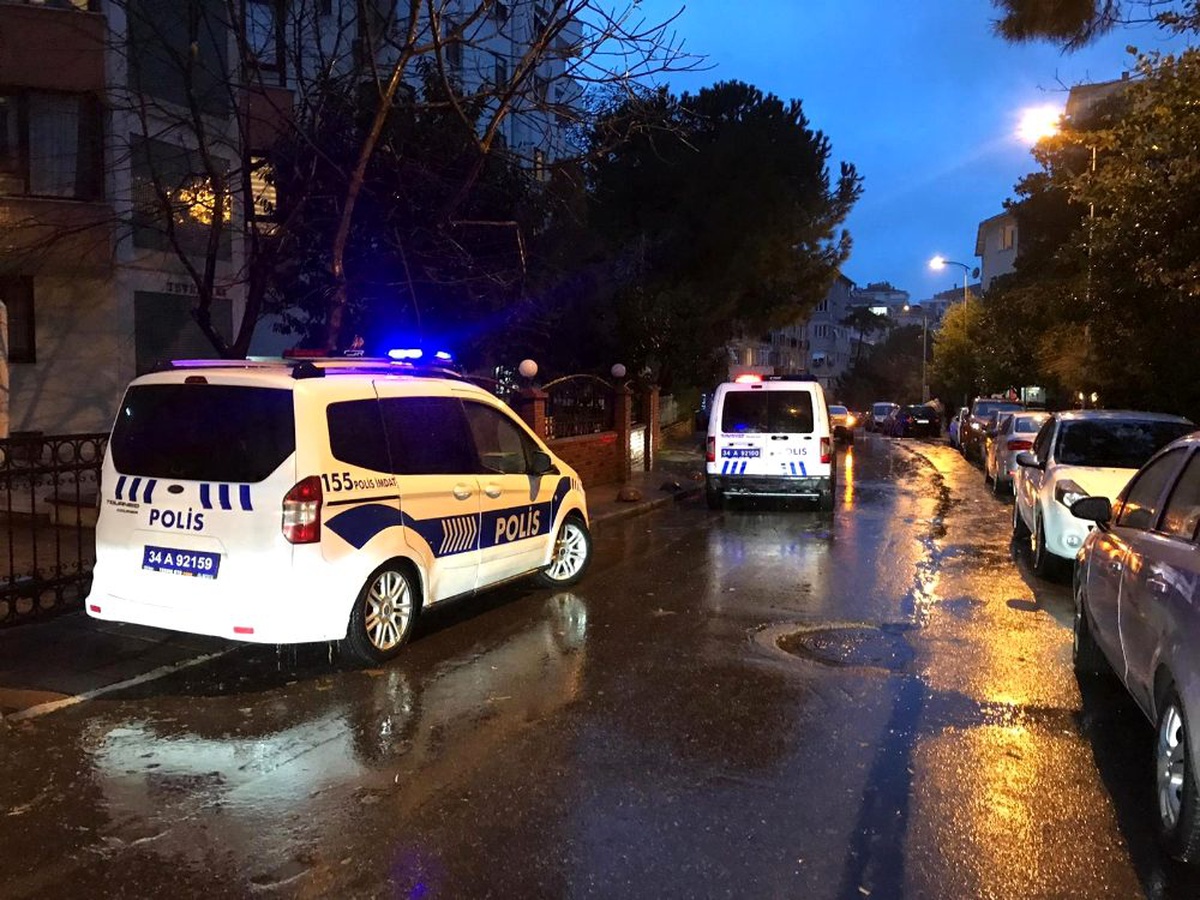 Kadıköy\'de hırsızlık şüphelileri polise ateş açtı: 1 polis yaralı