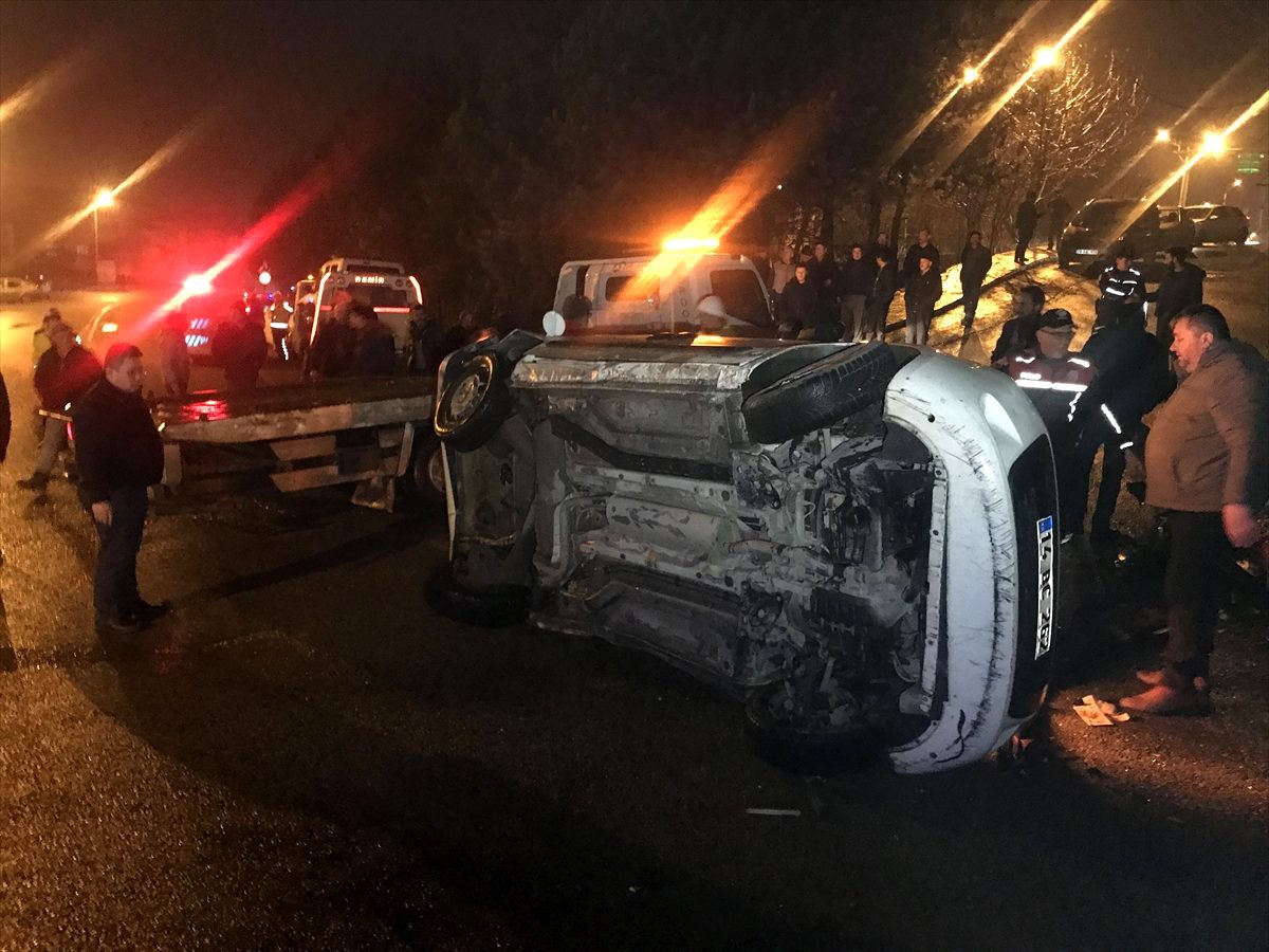 Karabük\'te hafif ticari araçla polis otosu çarpıştı: 2 yaralı