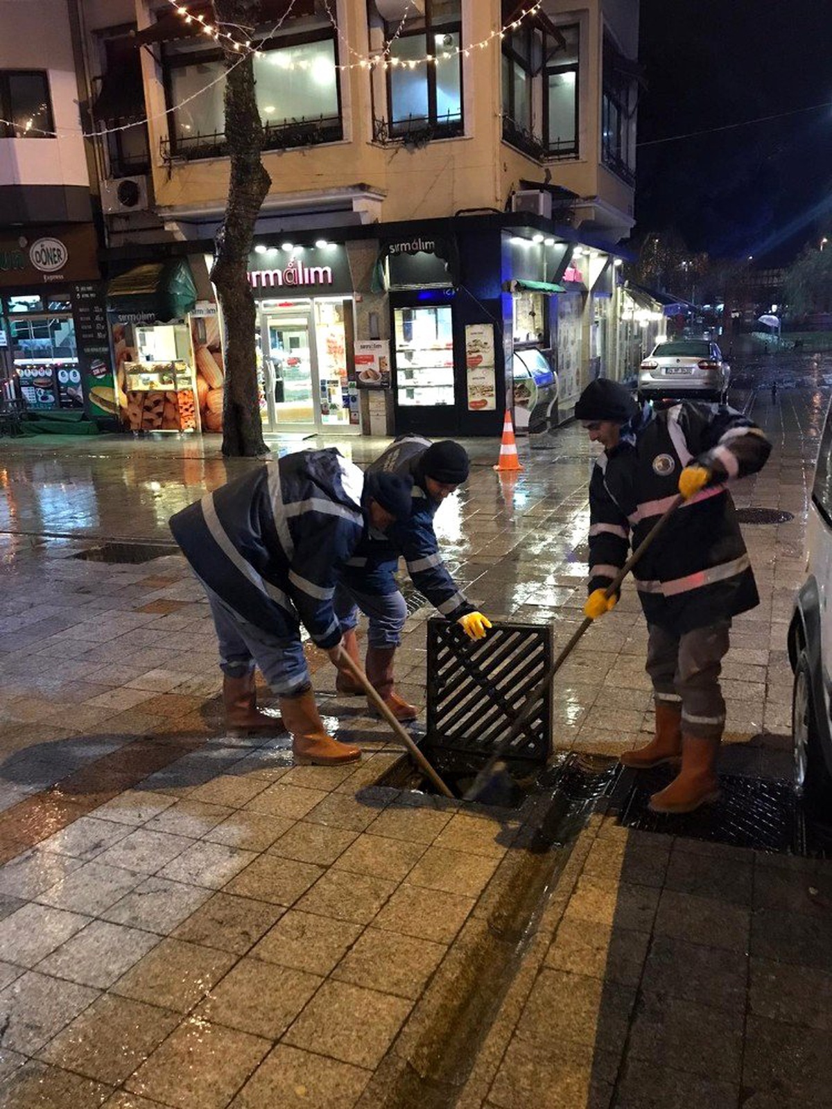 Kartal Belediyesi\'nden sağanak yağış mesaisi