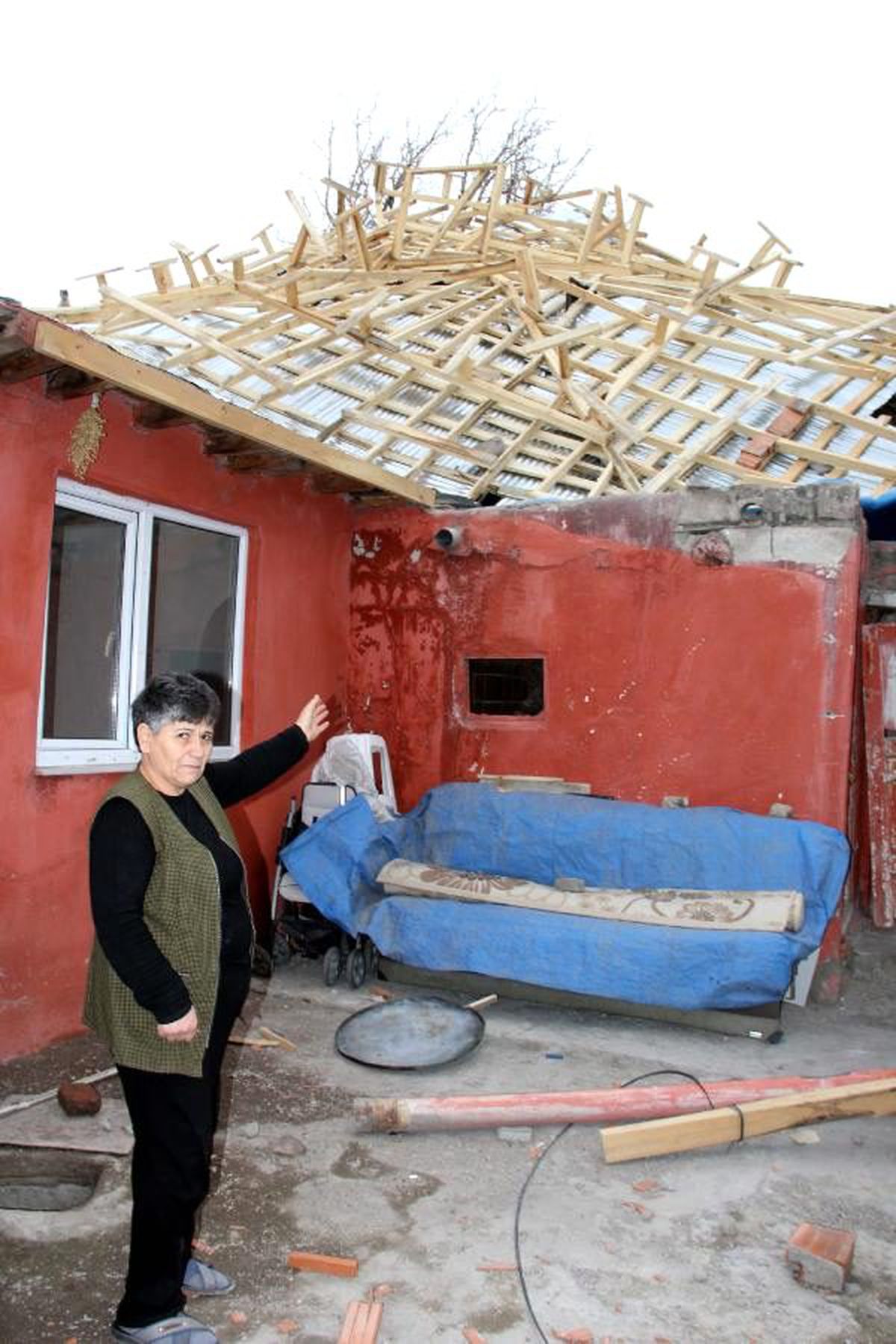 Kayseri\'de rüzgar evin çatısını uçurdu