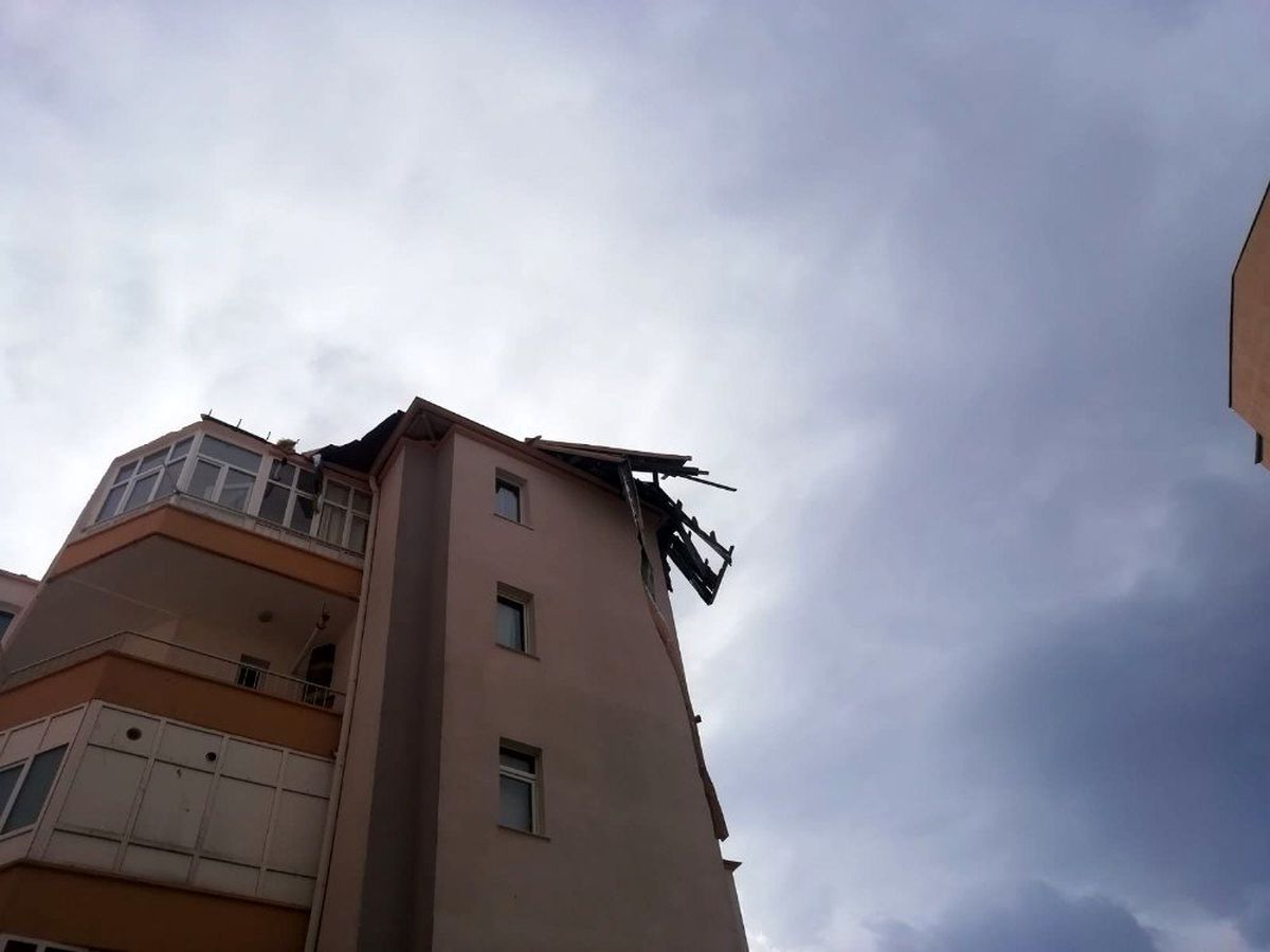 Kayseri\'de şiddetli rüzgar çatıları uçurdu