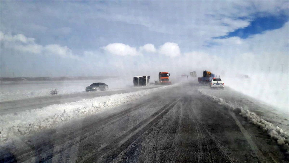 Kayseri\'de yolcu otobüsü devrildi: 15 yaralı
