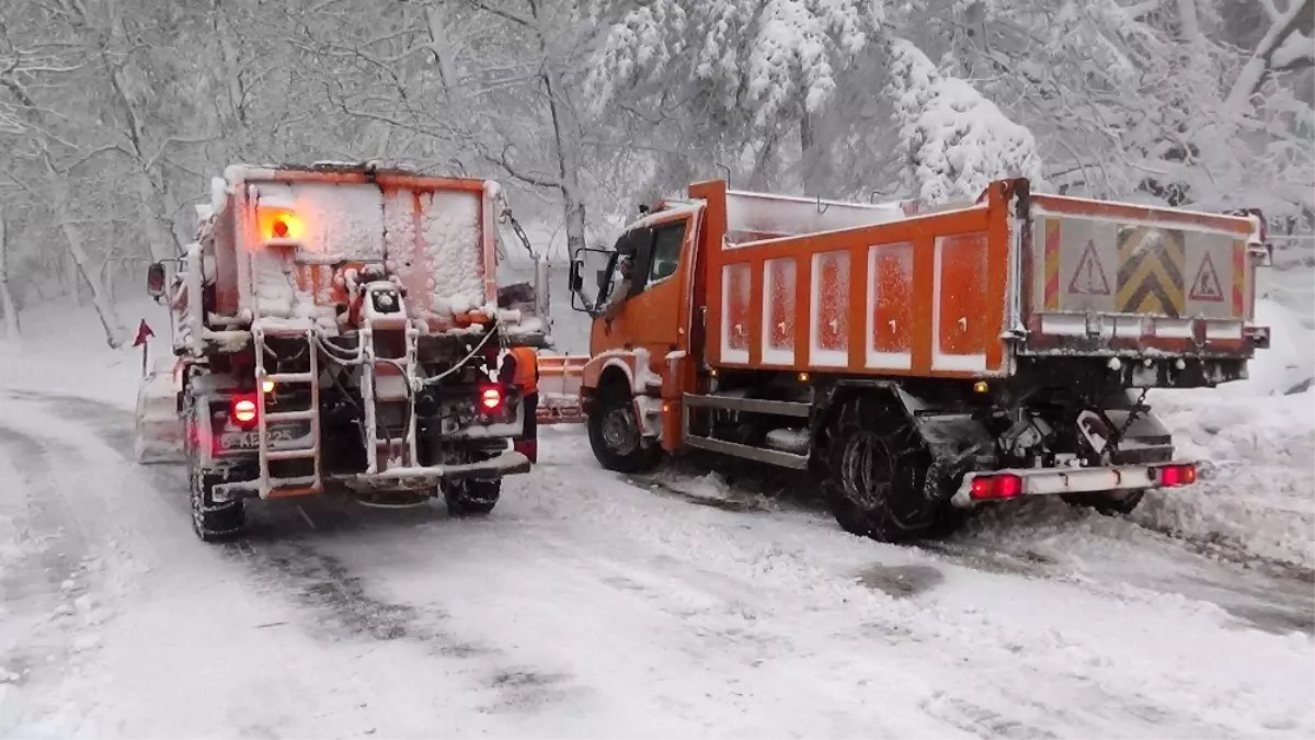 Kazdağları\'nda kar 1 metreye ulaştı, ekipler yolları açık tutmakta zorlanıyor