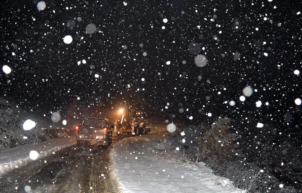 Kiraz\'da kar yağışı hayatı olumsuz etkiledi