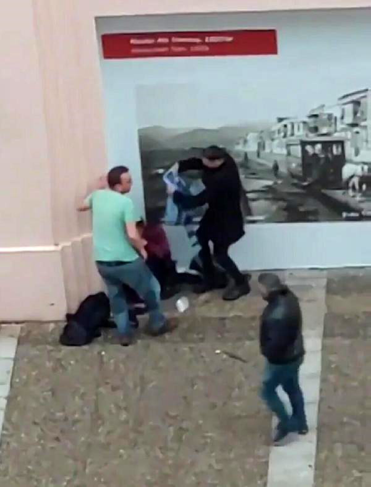 Kıyafetlerini çıkarıp, dilenciyi giydirdi