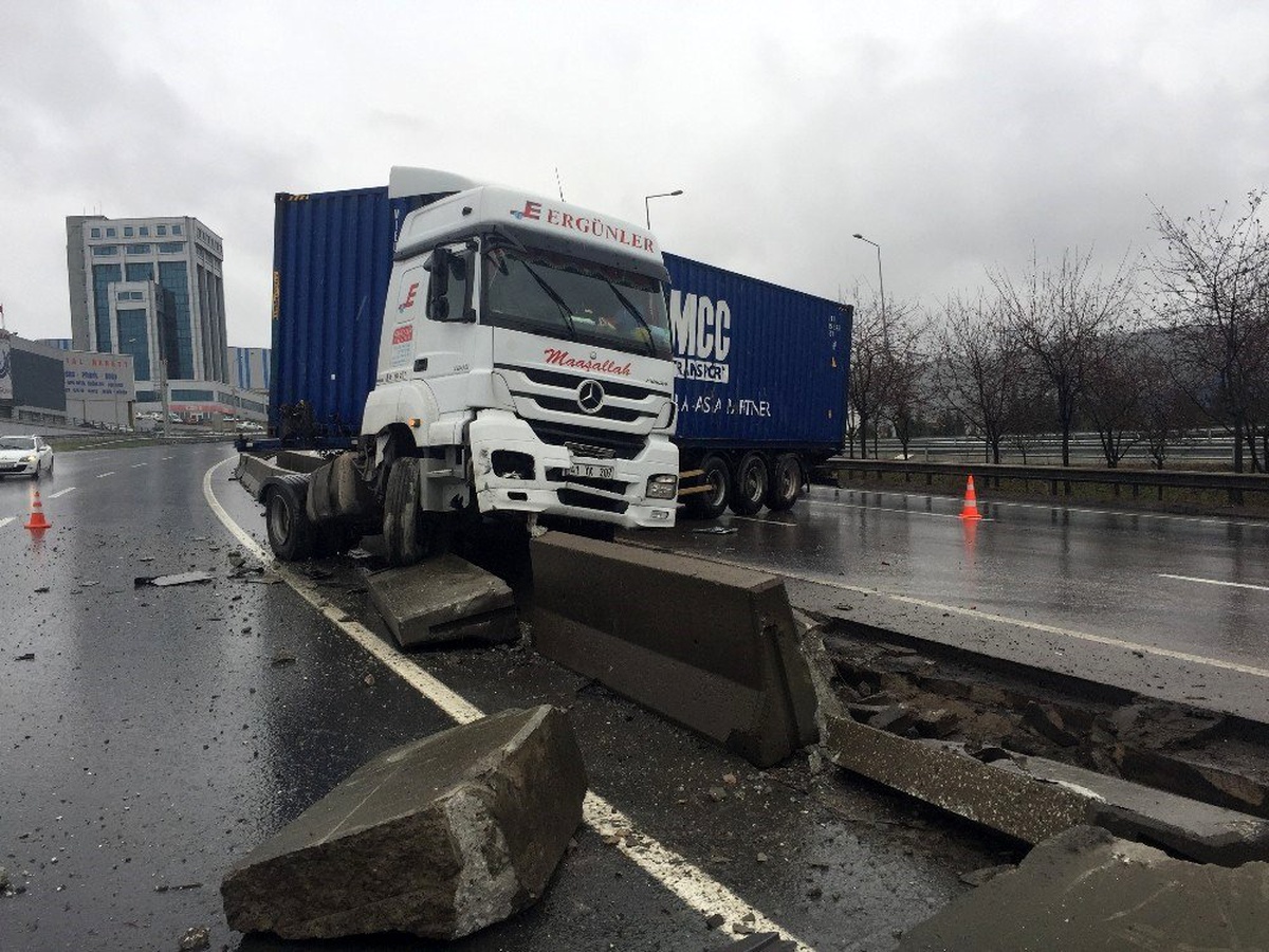Kontrolden çıkan tır beton bariyerlere çarptı