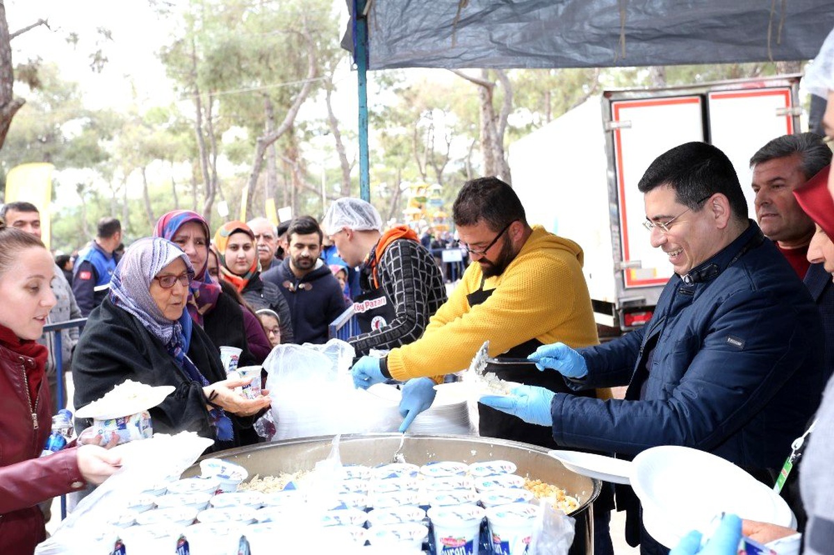 Köy Pazarı\'na ziyaretçi akını