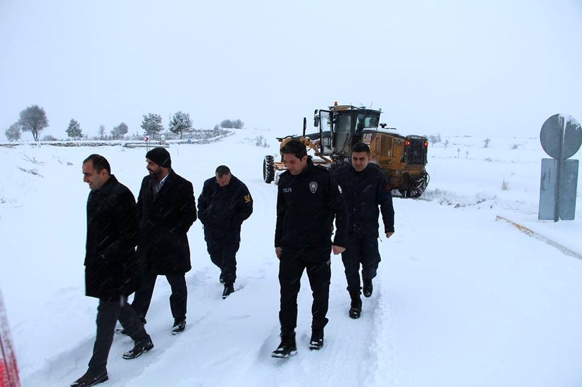 Köy yollarını açma çalışmalarını yerinde denetledi