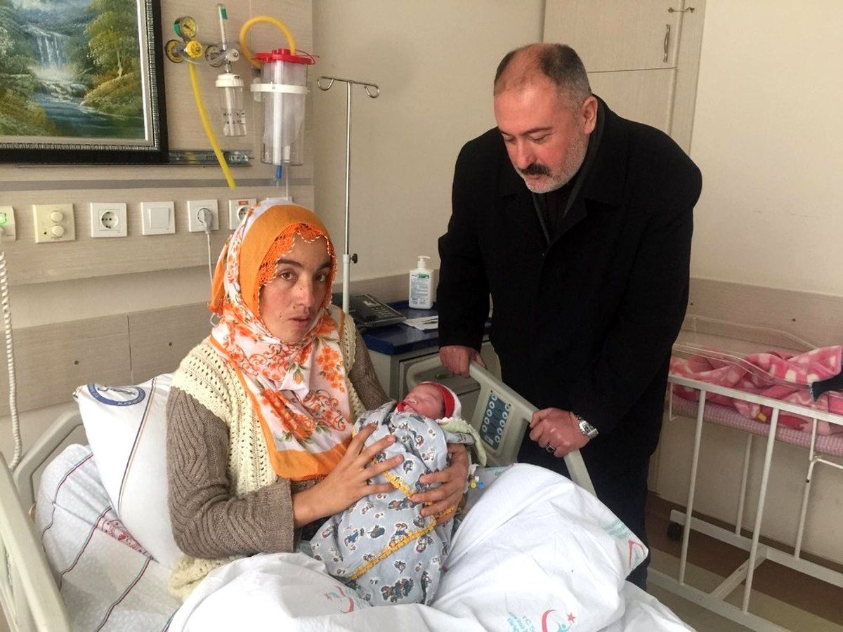 Kurtarma ekiplerini beklerken evde doğum yaptı
