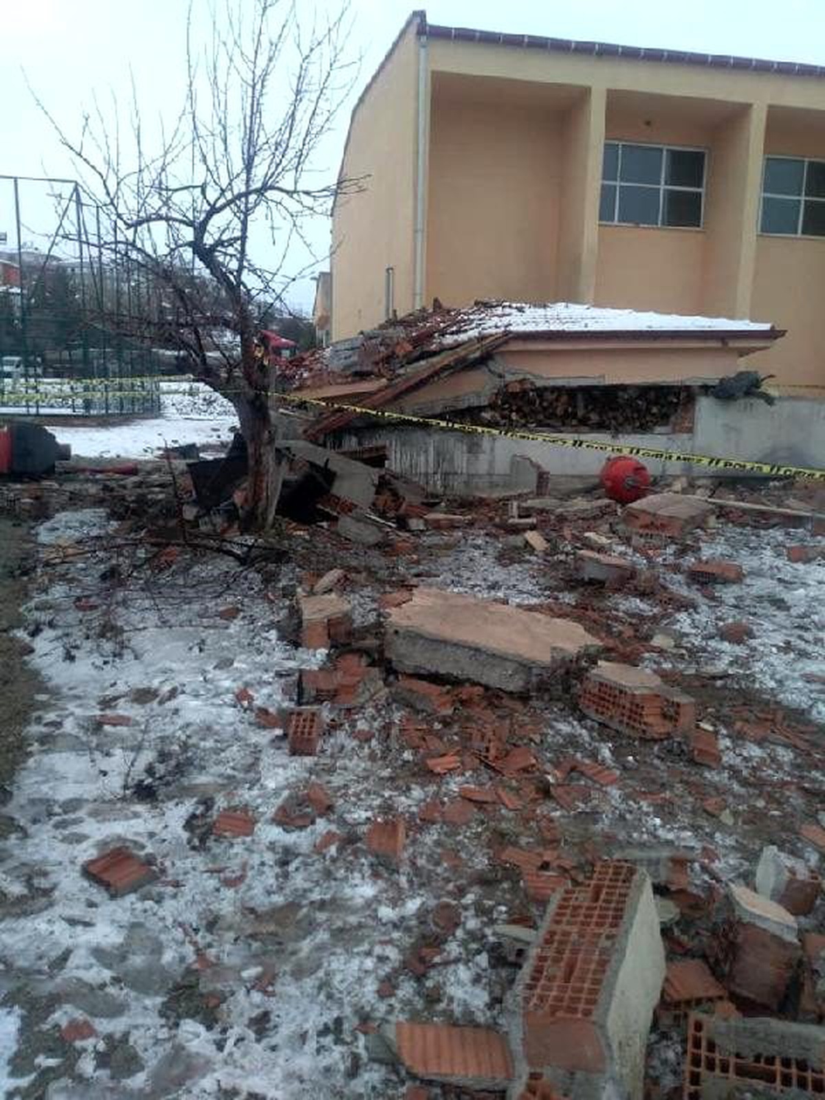 Lisenin spor salonunun kalorifer kazanı patladı