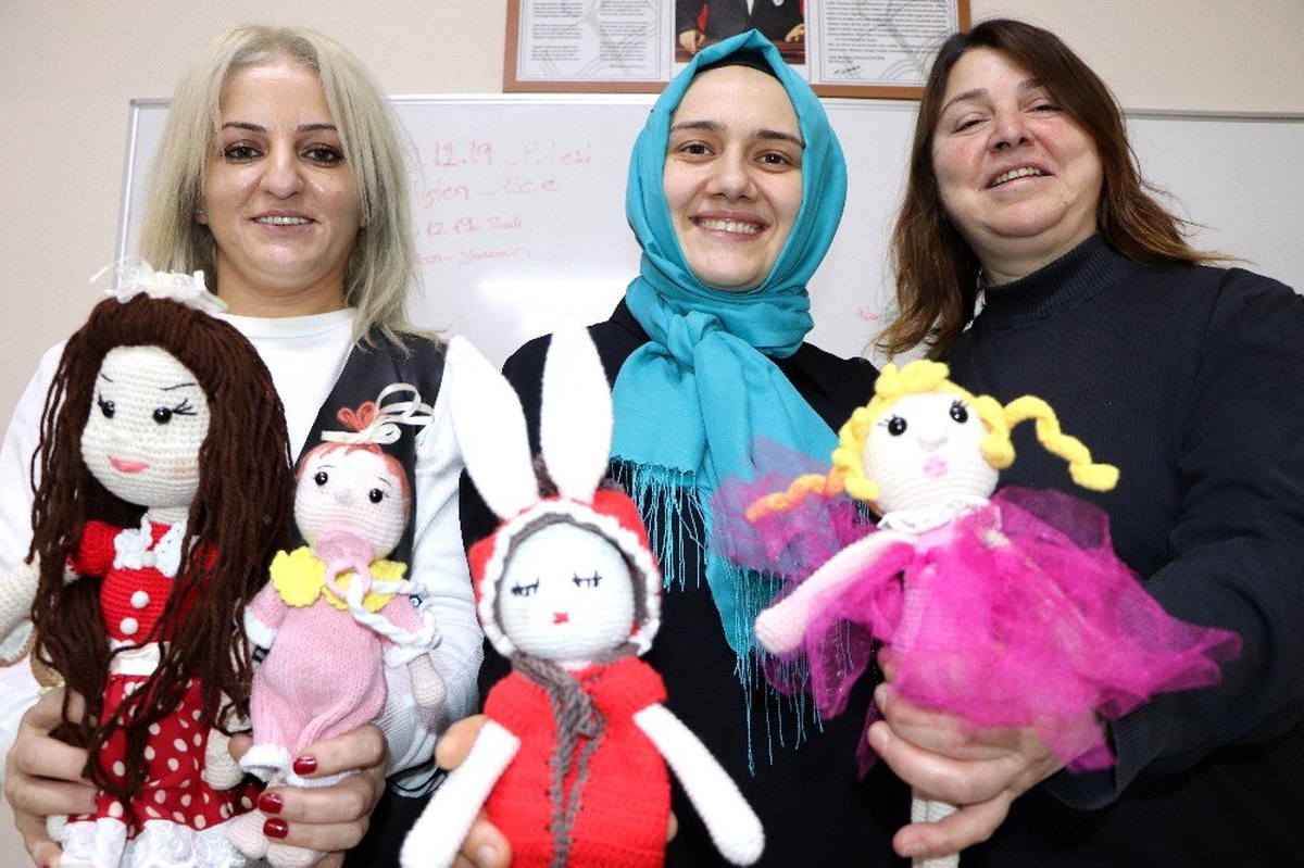 Marifetli eller ile organik oyuncak bebek üretiyor
