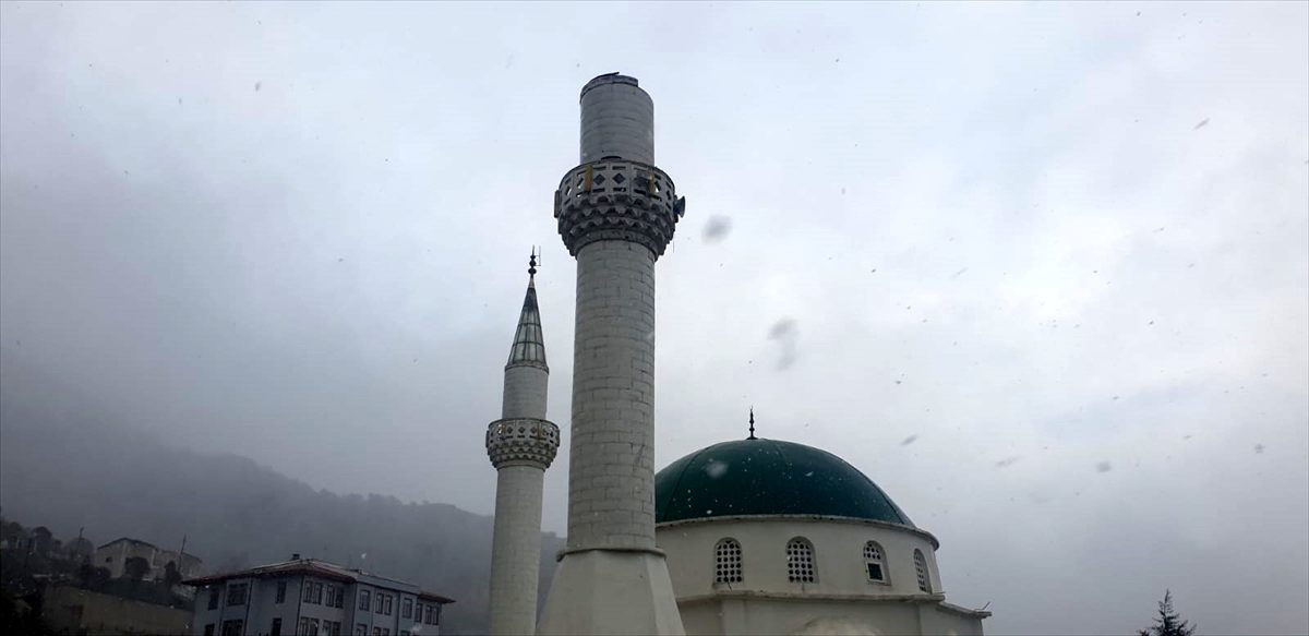 Marmara Adası\'nda minarenin külahı fırtına nedeniyle yıkıldı