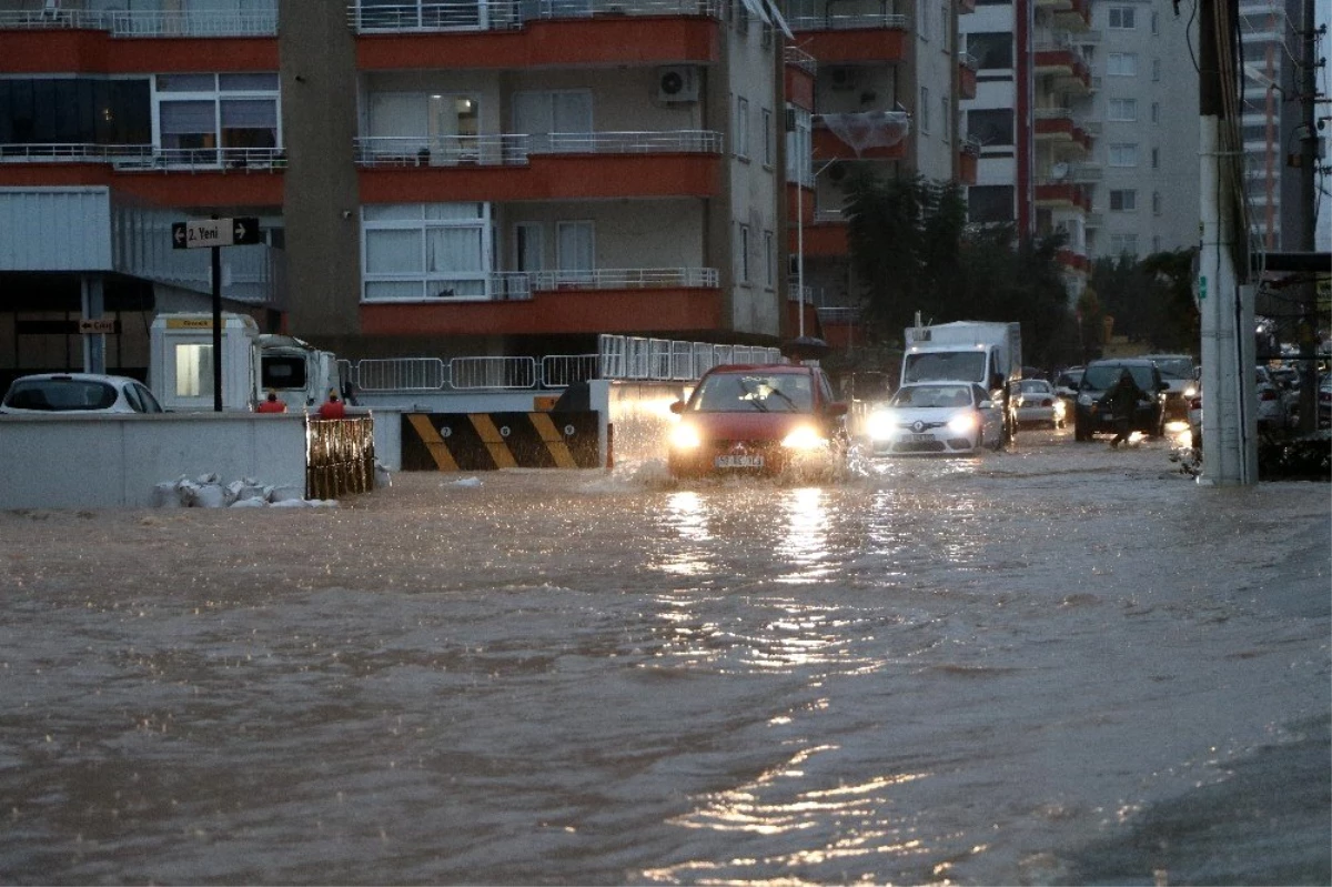 Mersin\'de aşırı yağış ölüme neden oldu, bir kişi ise kayıp
