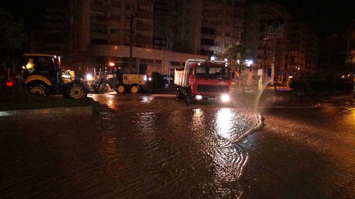 Mersin\'de cadde ve sokaklar sular altında kaldı