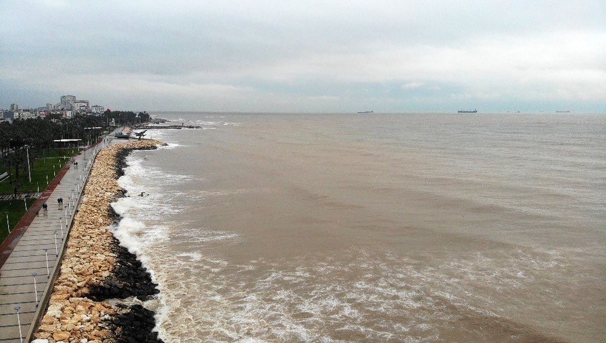 Mersin\'de deniz çamura bulandı