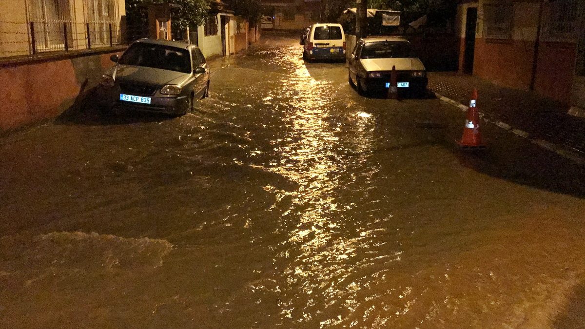Mersin\'de sağanak ve fırtına hayatı olumsuz etkiliyor