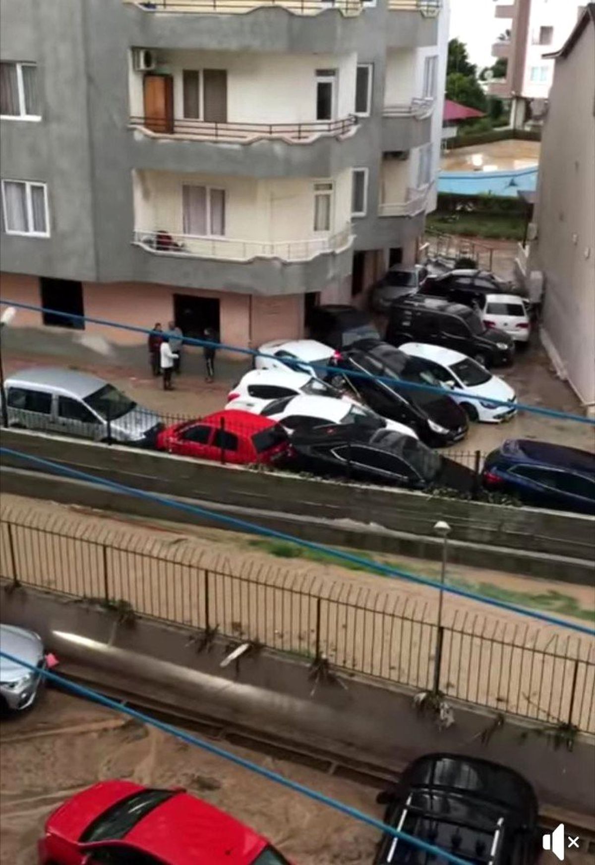 Mersin\'de sel suları araçları sürükledi