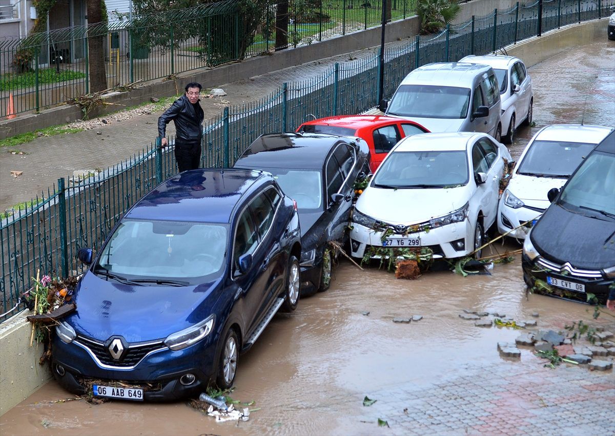 Mersin\'de selin sürüklediği 20 araçta hasar oluştu