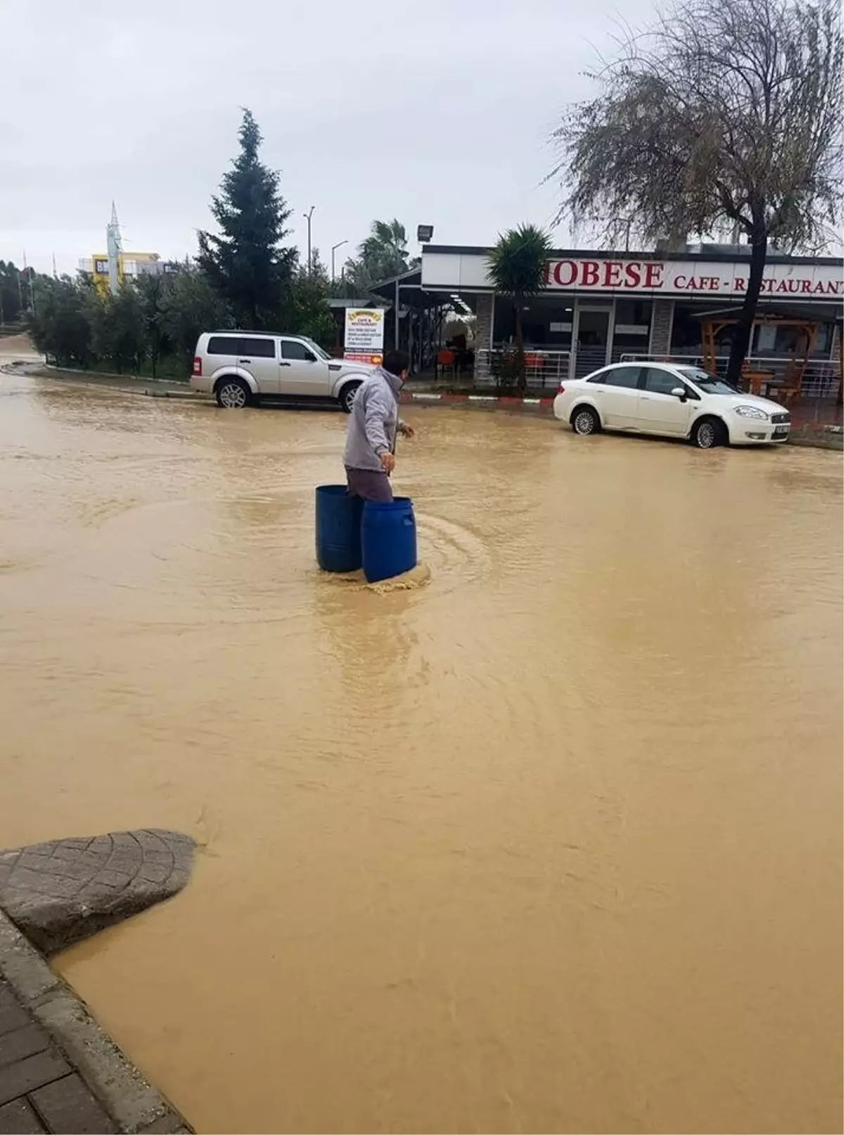 Mersin\'de yağışlar etkisini azaltarak devam ediyor