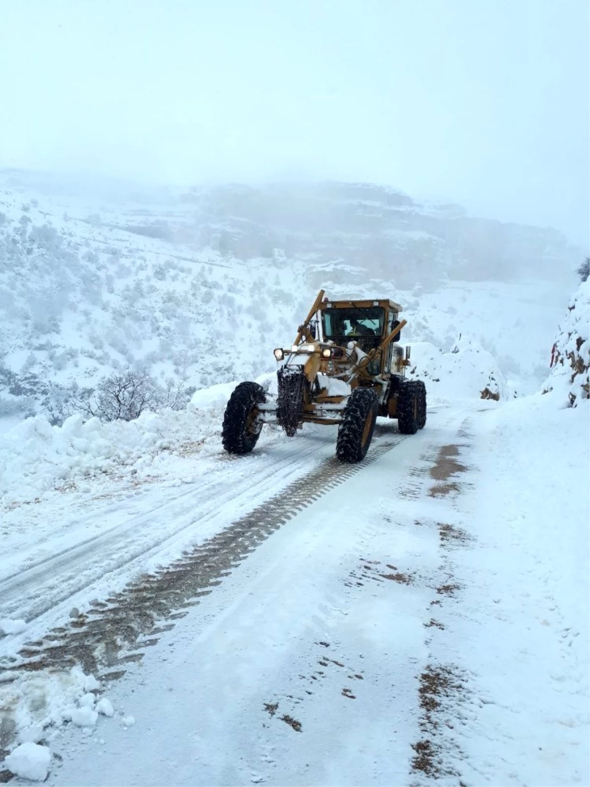 Mersin\'in yüksek kesimlerinde karla mücadele sürüyor
