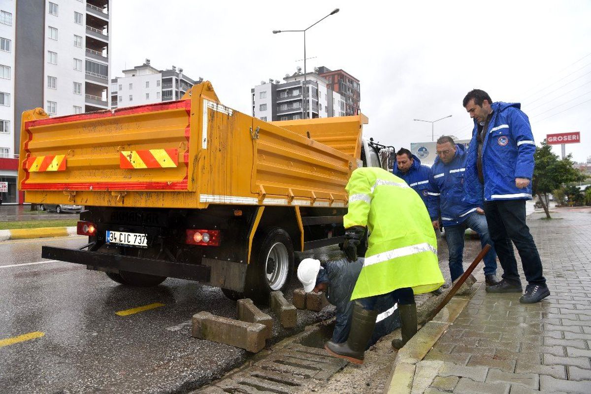 MESKİ ekipleri, su tahliye çalışmalarını aralıksız sürdürüyor